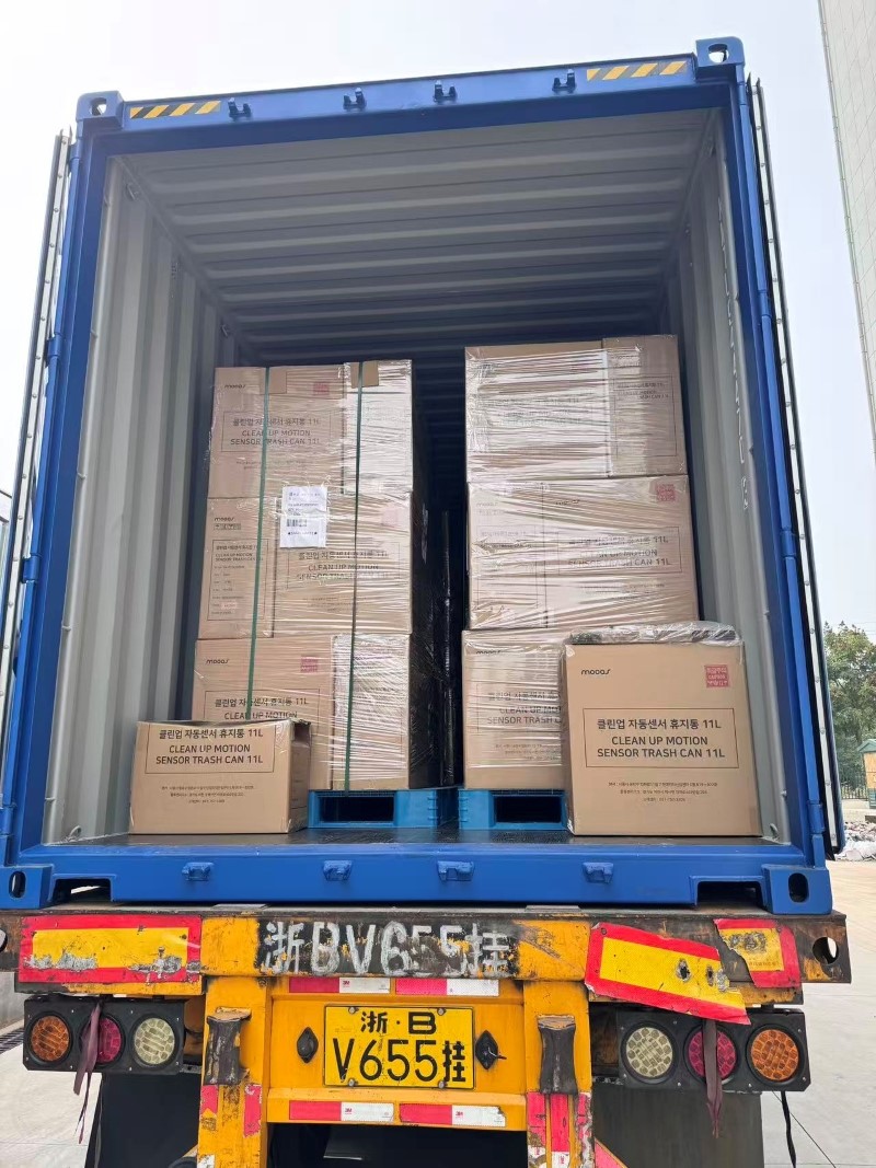 Meare White Touchless Trash Cans are being packed Meare White Touchless Trash Cans are being packed